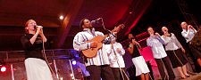 RECORD PRODUCER DERRICK HORNE JOINS THE GROUP FOR A ROUSING NUMBER...